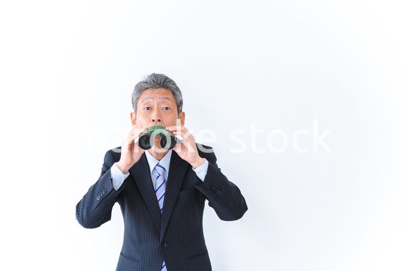 調査をする中年のビジネスマン