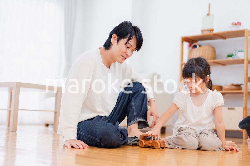 お父さんと一緒におうちで遊ぶ小さな女の子