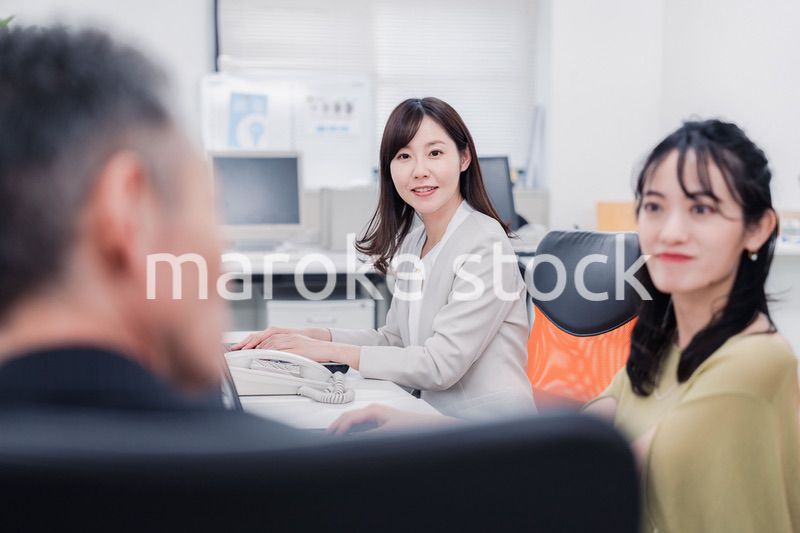 オフィスで楽しく働く2人の女性