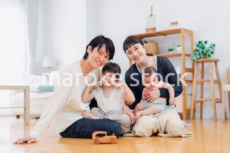 おうちで休日を過ごす家族