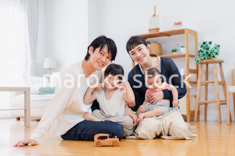 おうちで休日を過ごす家族