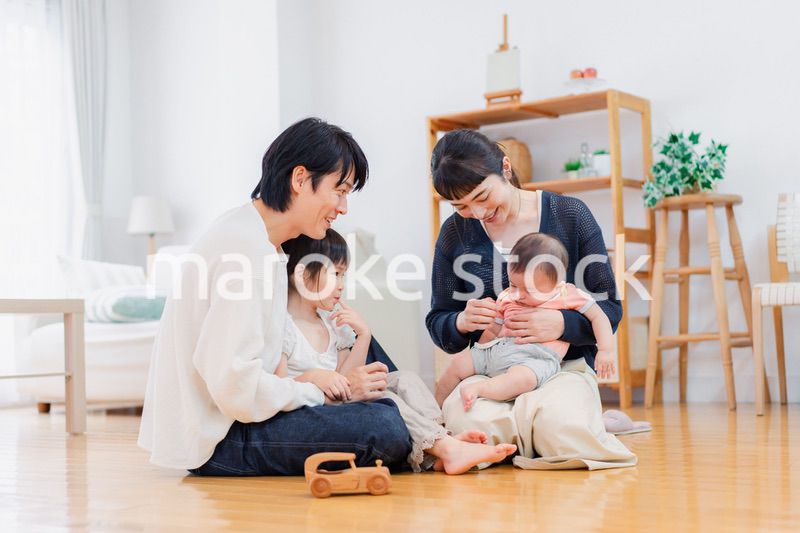 おうちで休日を過ごす家族