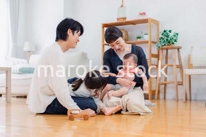 おうちで休日を過ごす家族