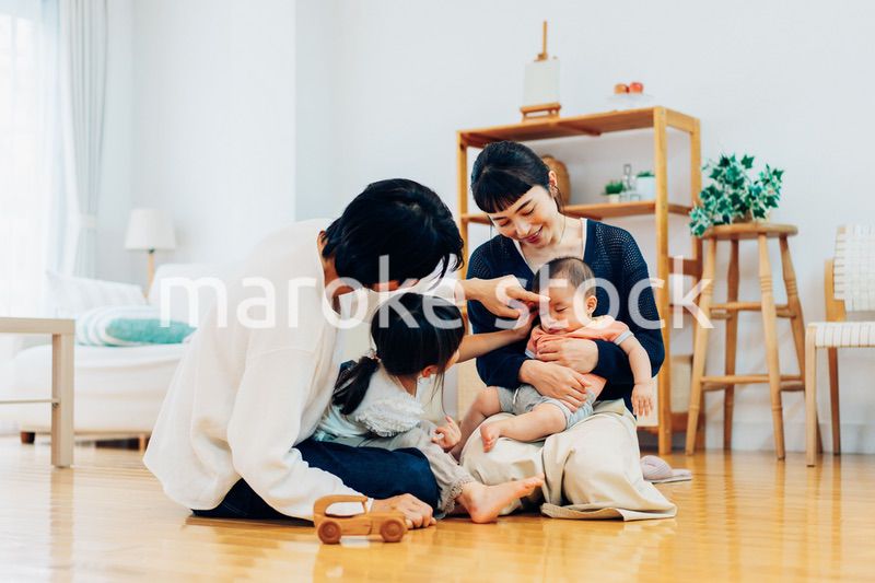 おうちで休日を過ごす家族