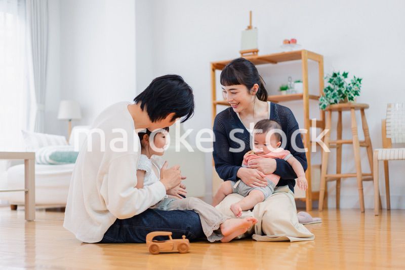 おうちで休日を過ごす家族