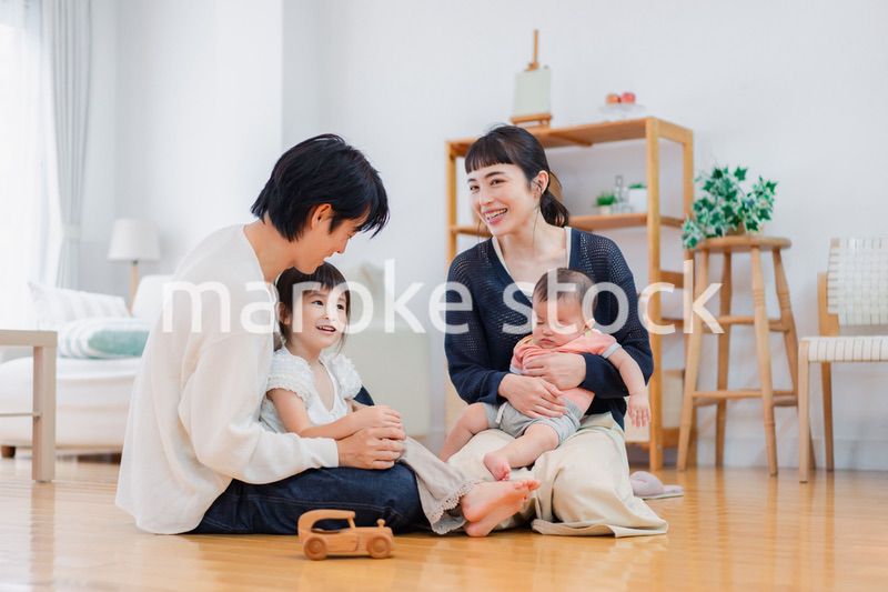 おうちで休日を過ごす家族