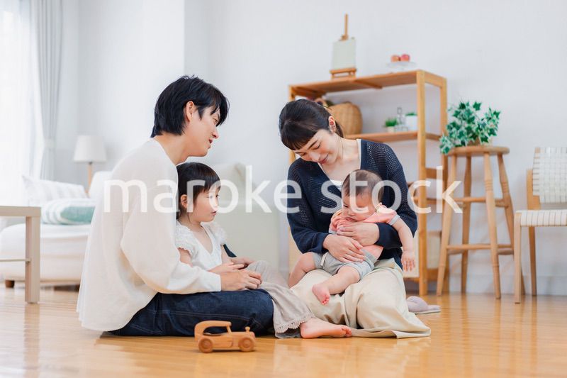 おうちで休日を過ごす家族