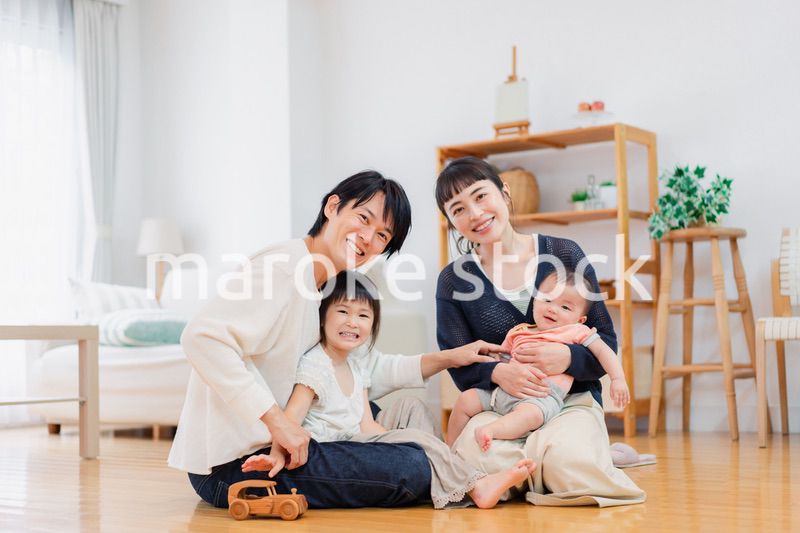 おうちで休日を過ごす家族