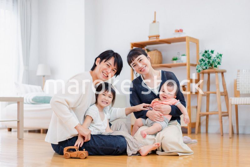 おうちで休日を過ごす家族