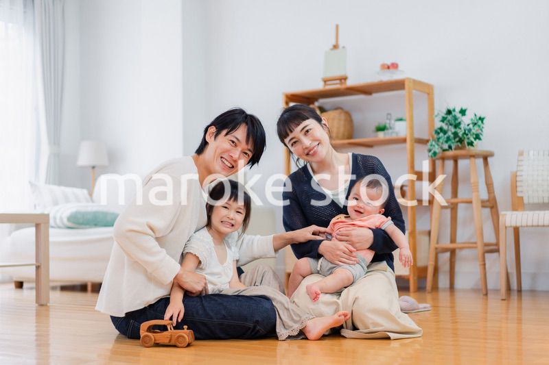 おうちで休日を過ごす家族