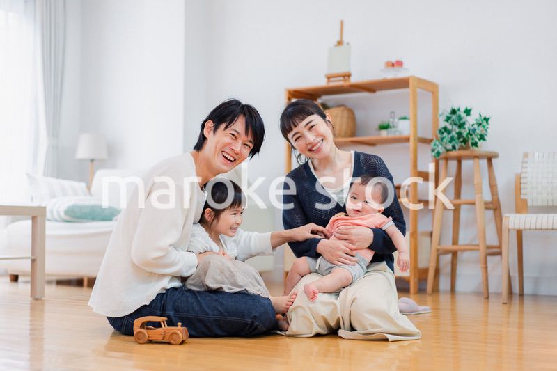 おうちで休日を過ごす家族