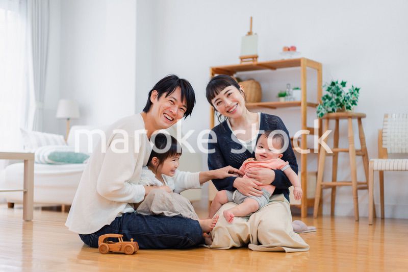 おうちで休日を過ごす家族