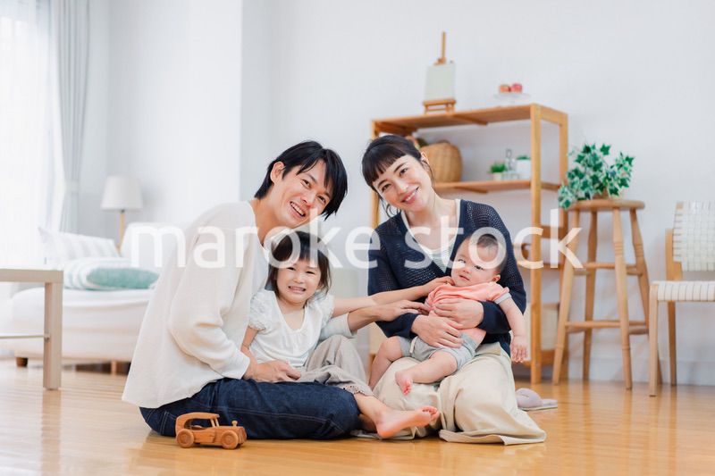 おうちで休日を過ごす家族