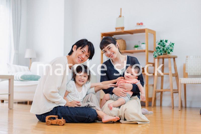 おうちで休日を過ごす家族