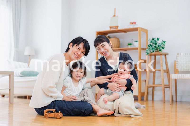 おうちで休日を過ごす家族