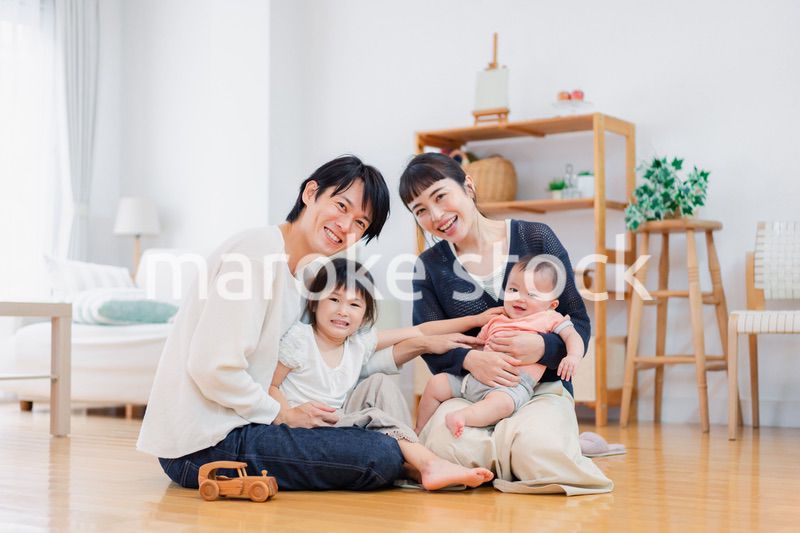 おうちで休日を過ごす家族