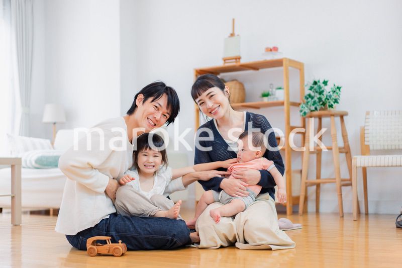 おうちで休日を過ごす家族