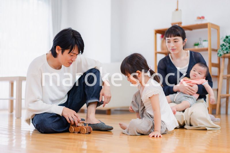 おうちで休日を過ごす家族