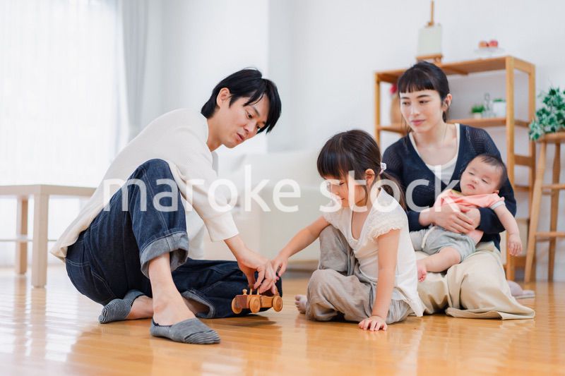 おうちで休日を過ごす家族