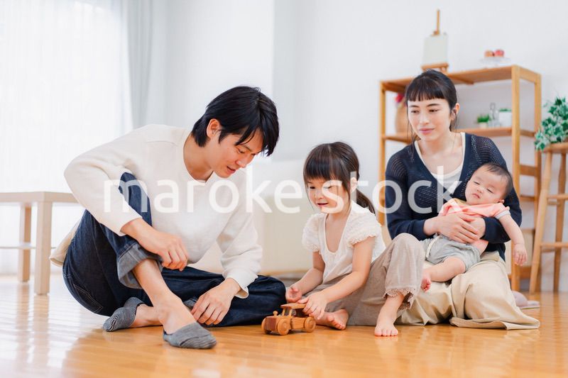 おうちで休日を過ごす家族