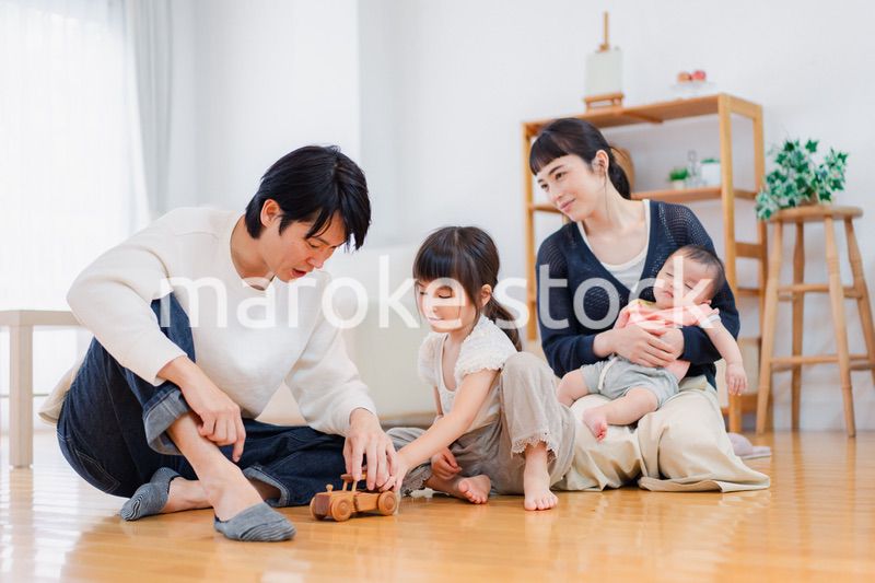 おうちで休日を過ごす家族