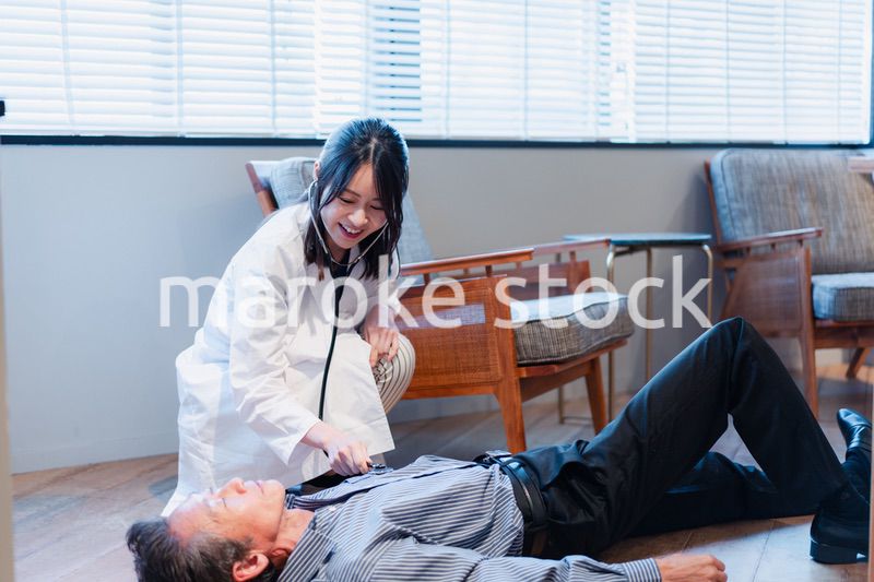 急病人の対応をする女性ドクター