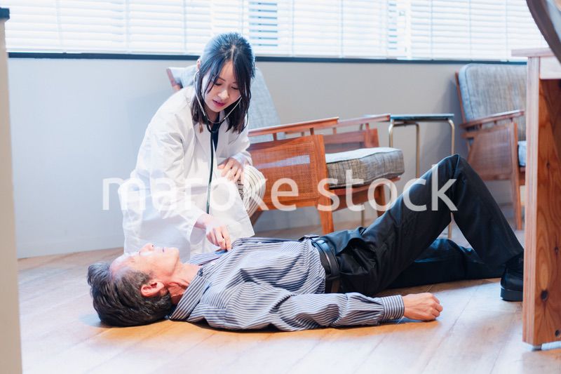 急病人の対応をする女性ドクター