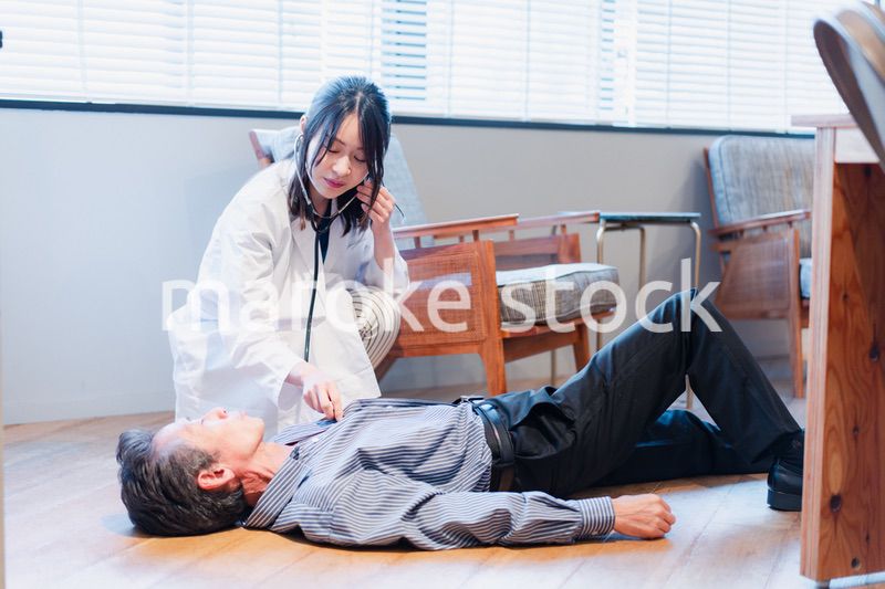 急病人の対応をする女性ドクター