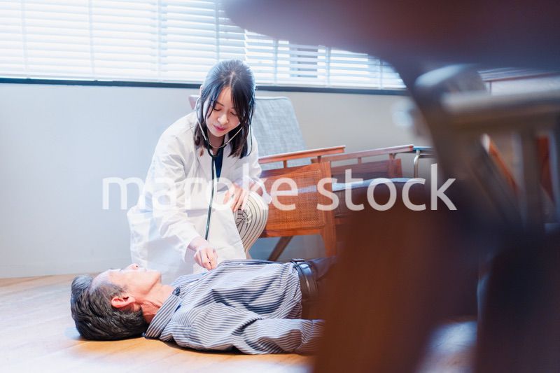 急病人の対応をする女性ドクター