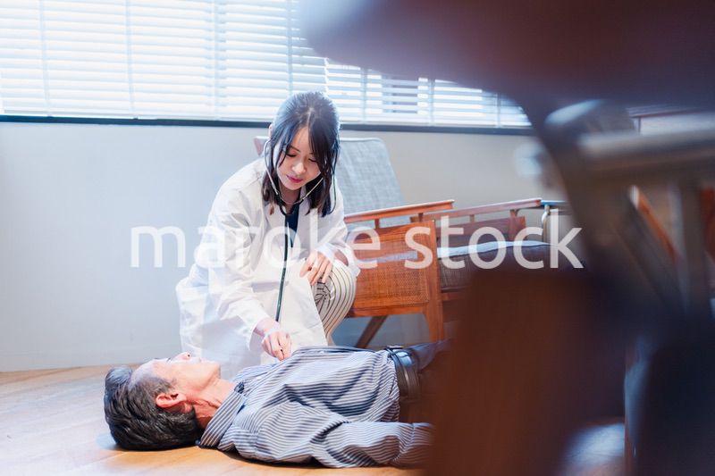 急病人の対応をする女性ドクター