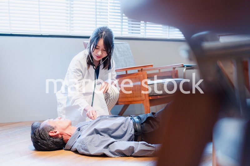 急病人の対応をする女性ドクター