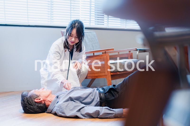 急病人の対応をする女性ドクター