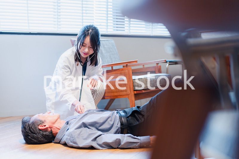 急病人の対応をする女性ドクター