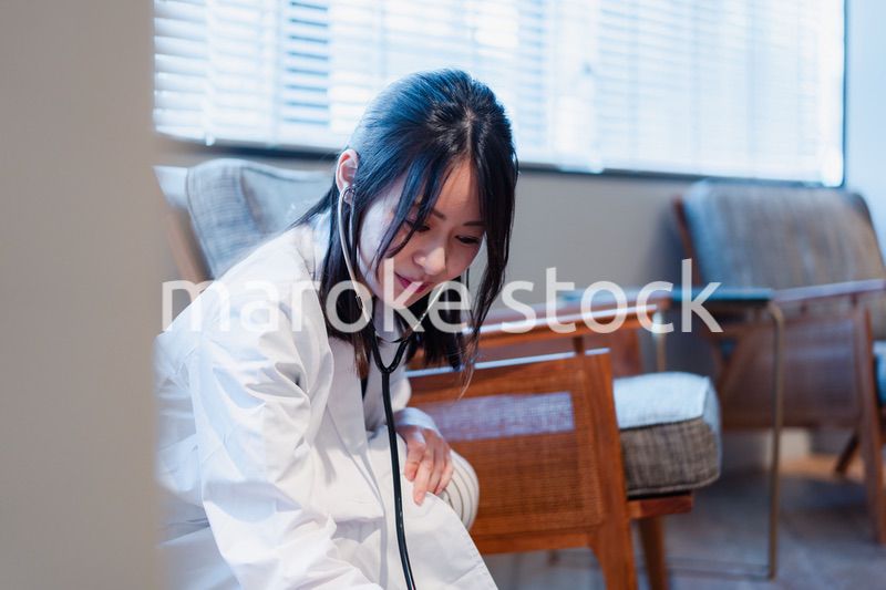 急病人の対応をする女性ドクター