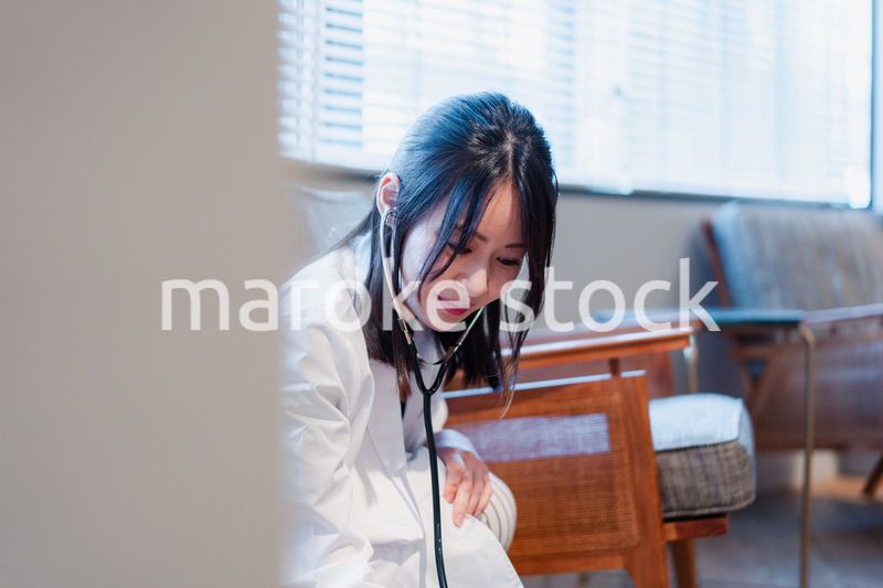 急病人の対応をする女性ドクター