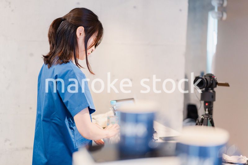 ライブコマースの配信をするインフルエンサーの女性