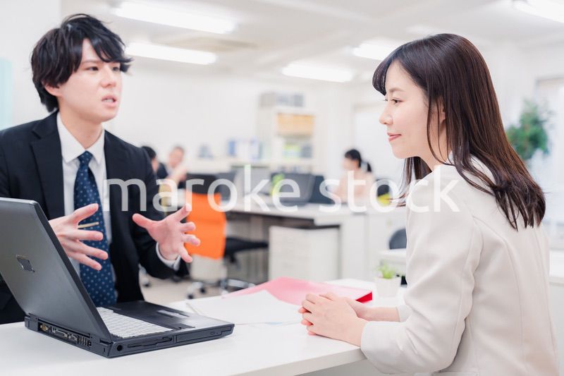 オフィスで楽しく働くビジネスパーソン