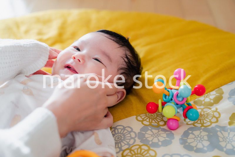 笑顔を見せる赤ちゃん