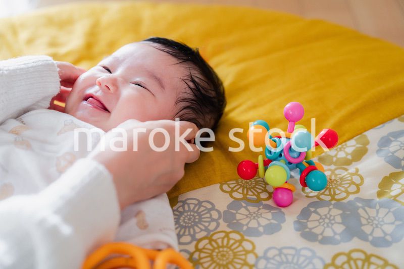 笑顔を見せる赤ちゃん