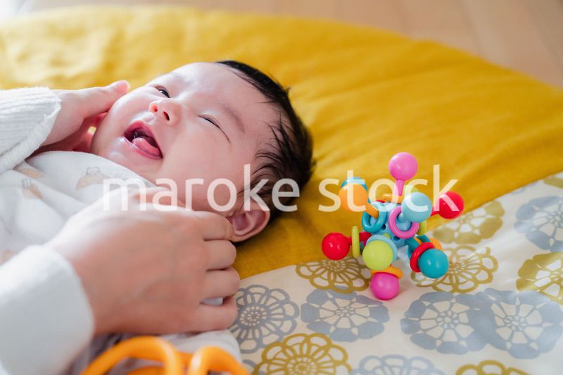 笑顔を見せる赤ちゃん