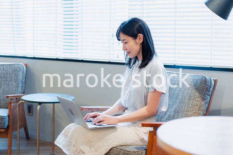 ラウンジでパソコンを使うビジネスウーマン