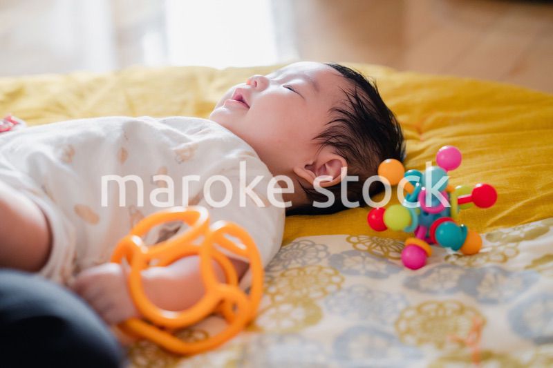 笑顔を見せる赤ちゃん