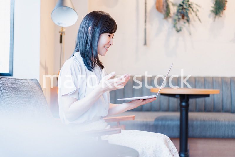 ラウンジでパソコンを使うビジネスウーマン