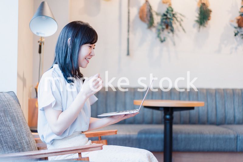 ラウンジでパソコンを使うビジネスウーマン