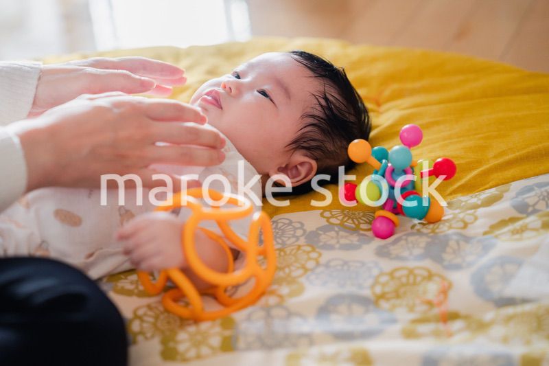 笑顔を見せる赤ちゃん