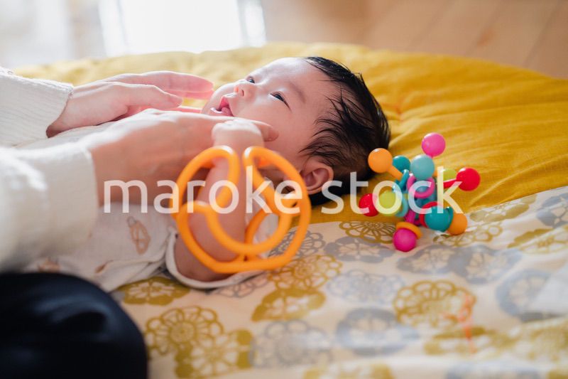 笑顔を見せる赤ちゃん