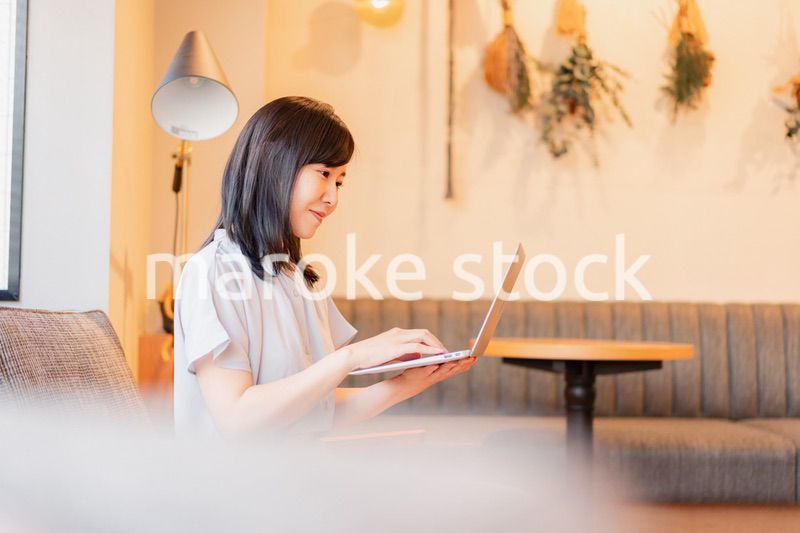 ラウンジでパソコンを使うビジネスウーマン