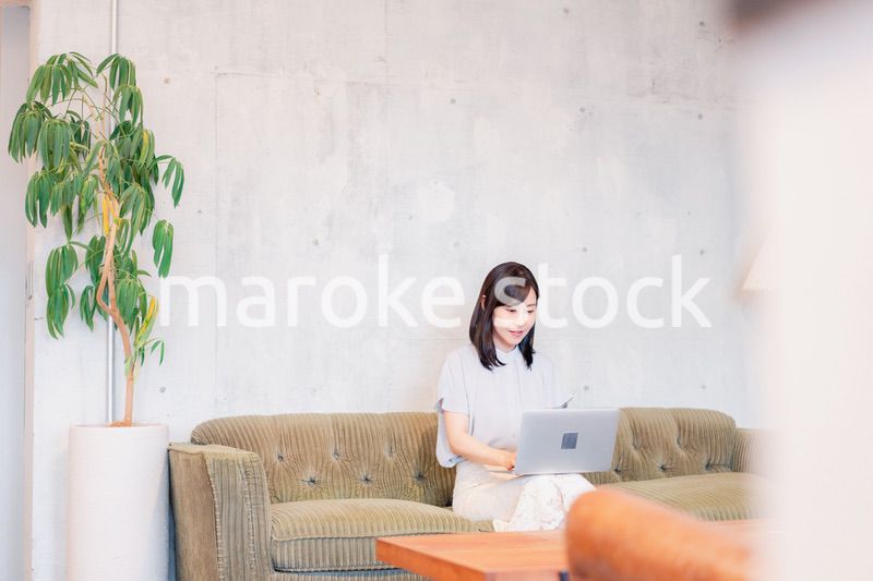 ラウンジでパソコンを使うビジネスウーマン