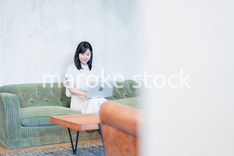 ラウンジでパソコンを使うビジネスウーマン