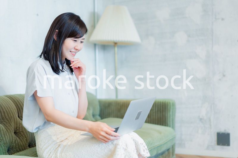 ラウンジでパソコンを使うビジネスウーマン